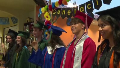 Emotiva ceremonia: graduados de preparatoria regresan a donde comenzaron sus estudios
